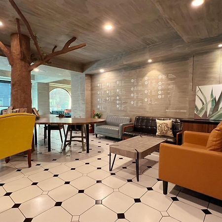 Roaders Hotel Tainan Chengda Bagian luar foto