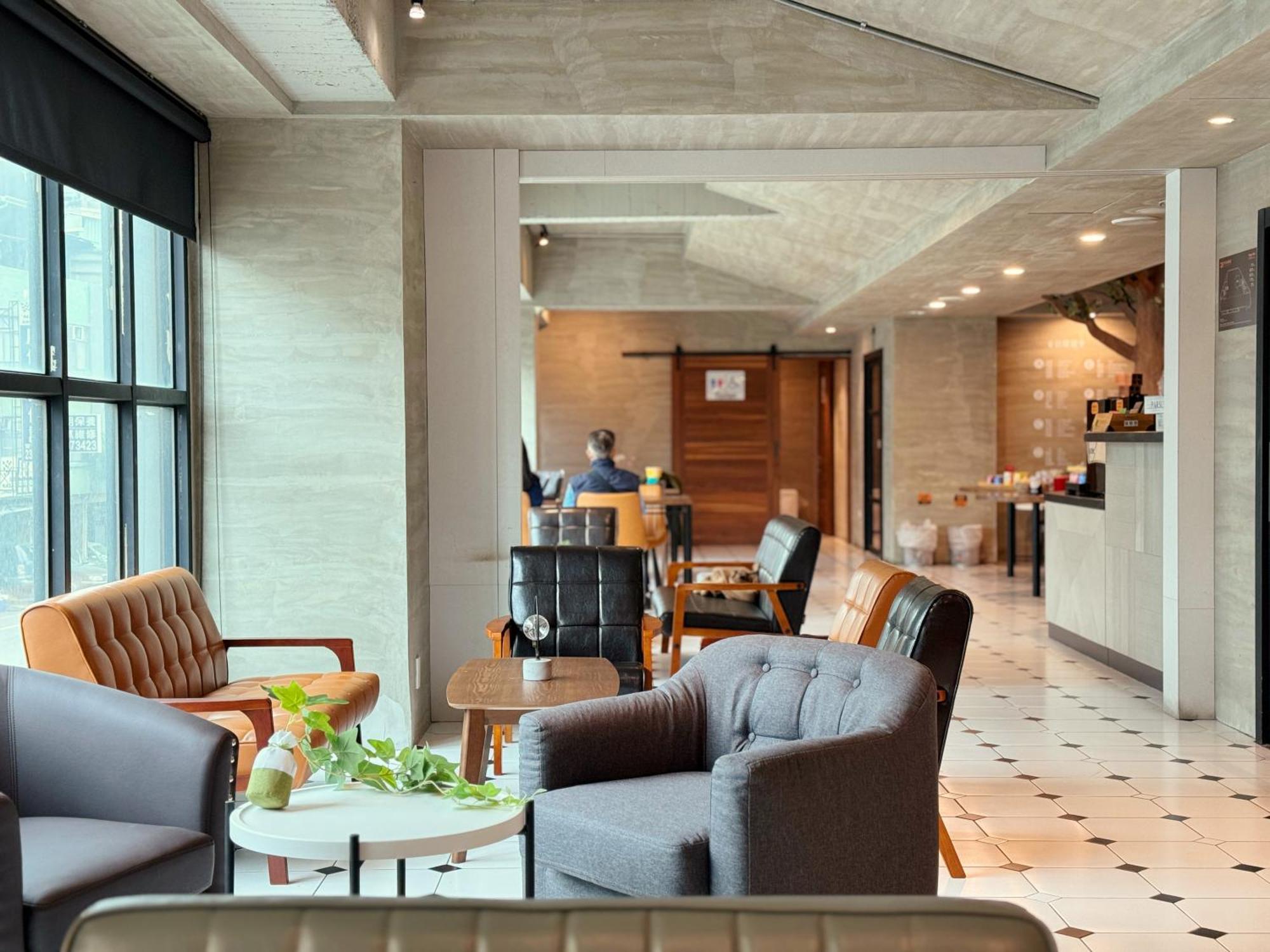 Roaders Hotel Tainan Chengda Bagian luar foto