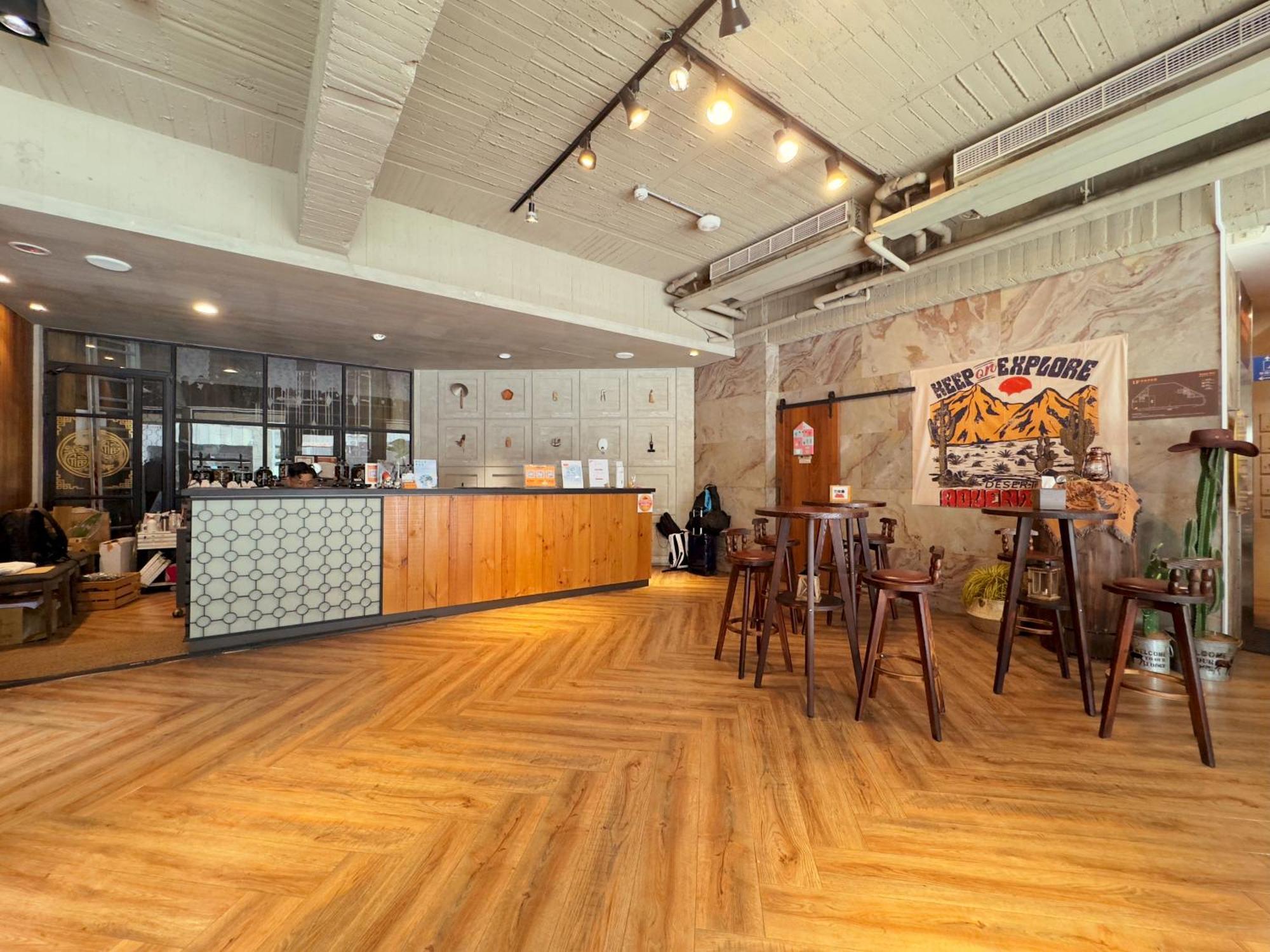 Roaders Hotel Tainan Chengda Bagian luar foto