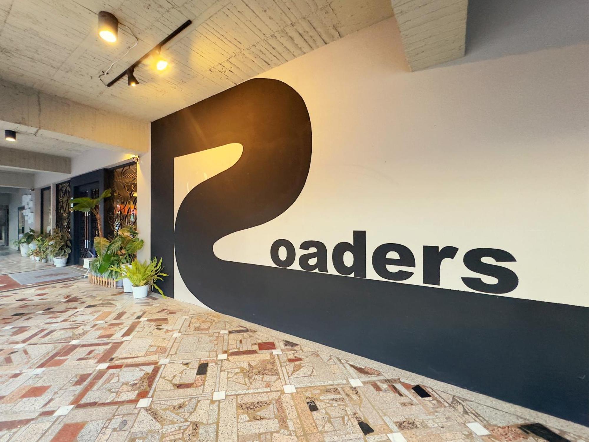 Roaders Hotel Tainan Chengda Bagian luar foto